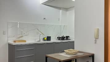 Microondas y placa de cocina