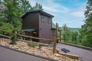Exterior - Silver Moon is an adorable one bedroom, two story cabin for 2 with a mtn view! (Gatlinburg)
