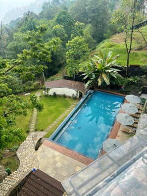 Una piscina al aire libre