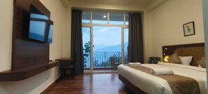 Premium-huone | Kannettavalle tietokoneelle sopiva työtila, silitysrauta/-lauta