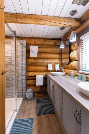 Shower, towels, shampoo - Cozy Log Cabin with Spa - 3 min of Tremblant (Lac-Supérieur)
