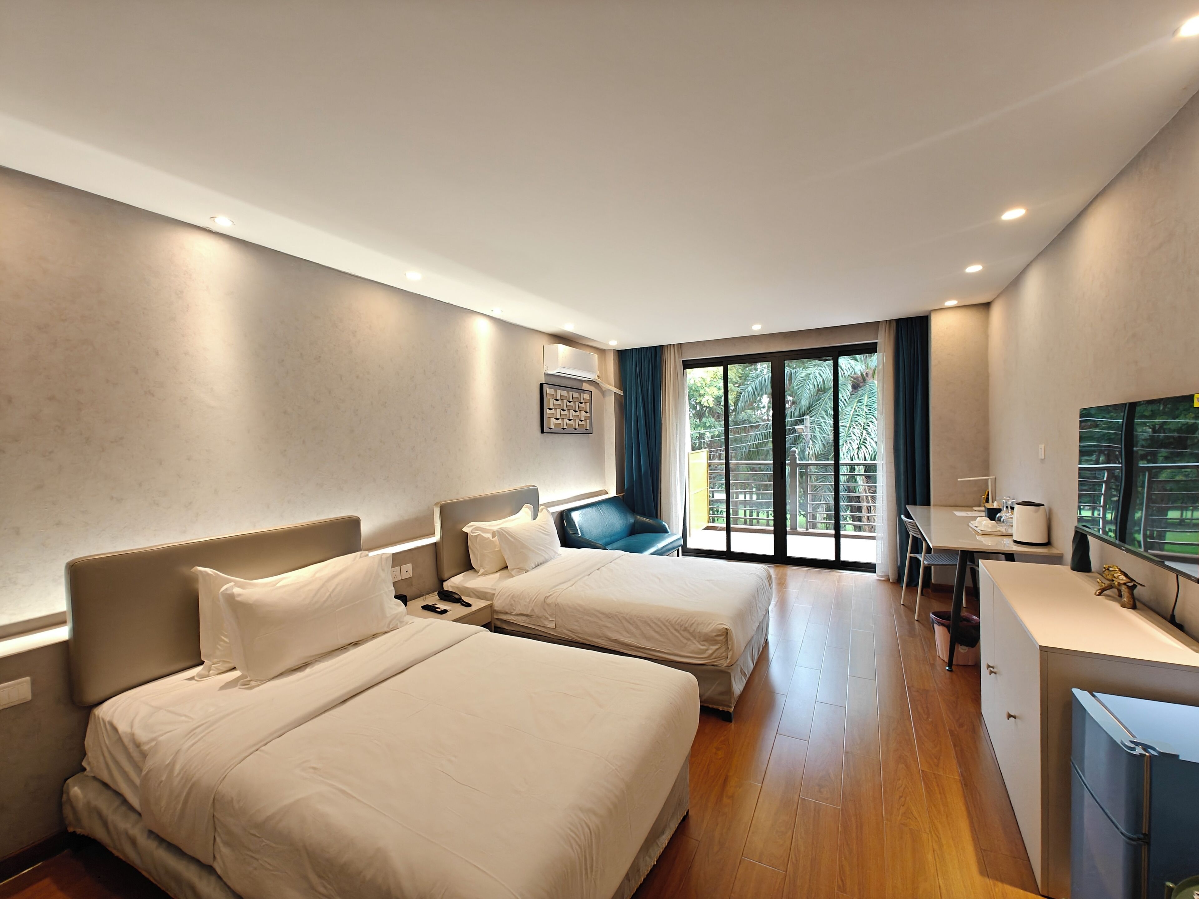 Desk, laptop workspace, free WiFi