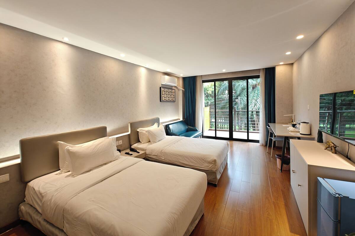 Desk, laptop workspace, free WiFi