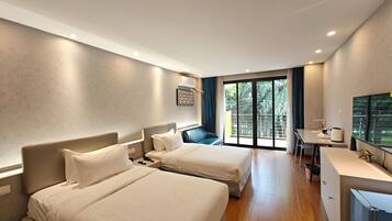 Habitación Business con 2 camas individuales, balcón, vistas al campo de golf | Escritorio, espacio para trabajar con un portátil, wifi gratis