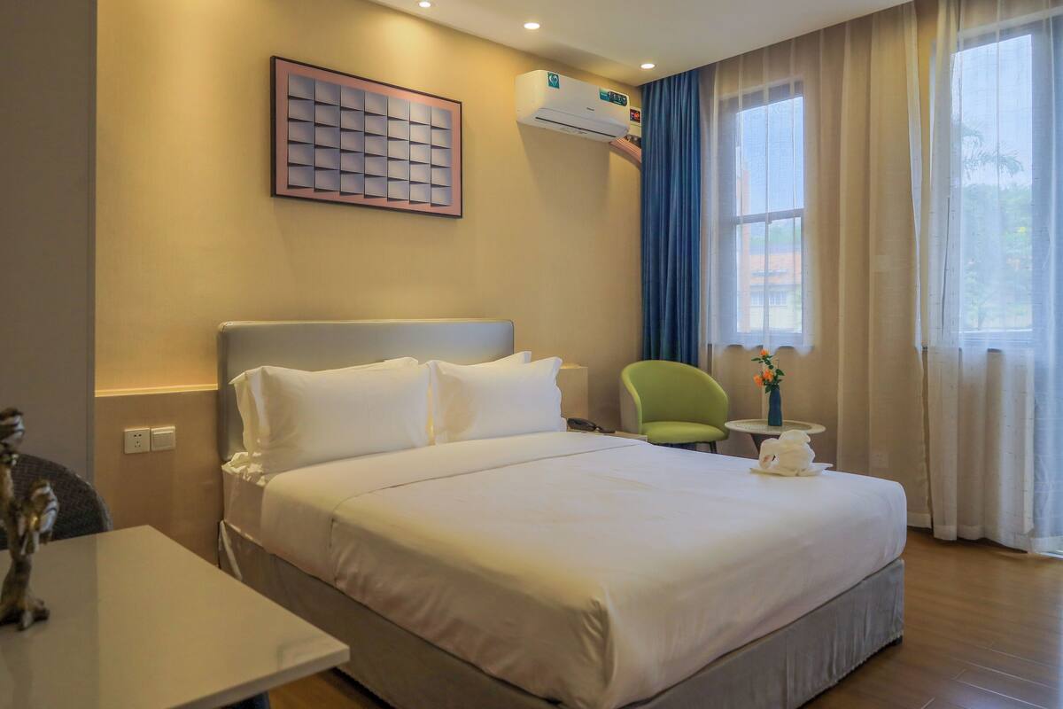 Desk, laptop workspace, free WiFi