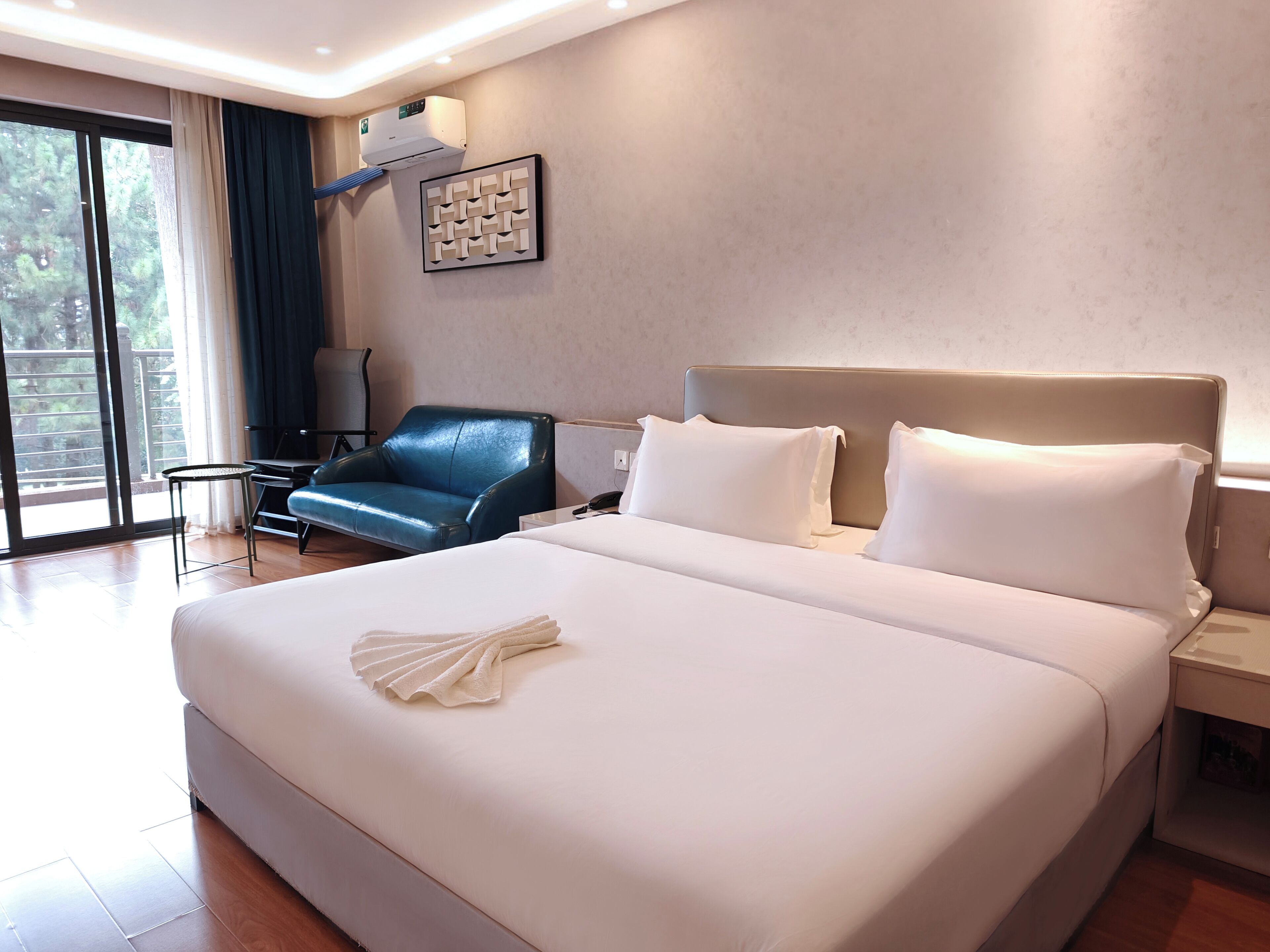 Desk, laptop workspace, free WiFi