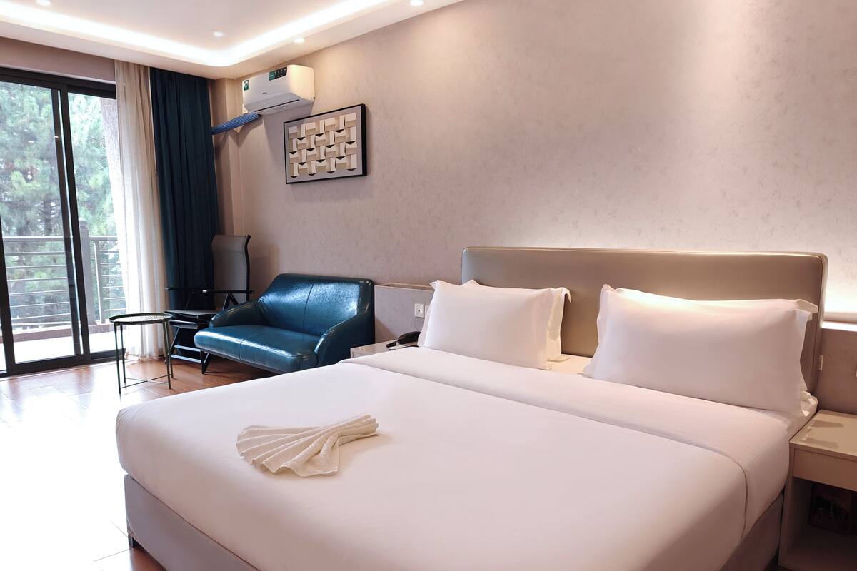 Desk, laptop workspace, free WiFi