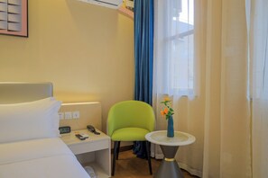 Desk, laptop workspace, free WiFi - Harmony Hotel Kampala (kampala)