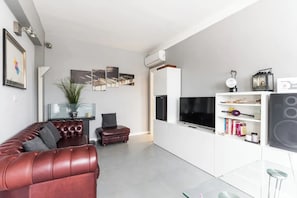 Panorama-penthouselejlighed | Opholdsområde | 40-tommers fladskærms-tv med digitale kanaler, smart-tv, bøger