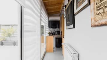 Panoramic Penthouse | Living area | 40-inch flat-screen TV with digital channels, Smart TV, books