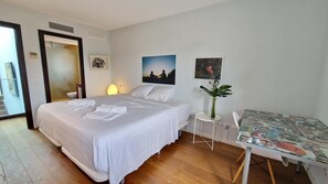 4 sovrum, skrivbord, strykjärn/strykbräda och resesäng