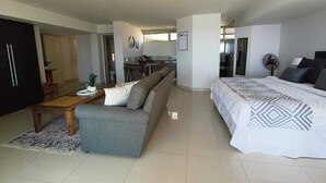 Suite estudio Deluxe, vista al océano | Área de sala de estar