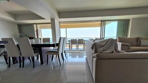 Dúplex Deluxe, vista al océano | Área de sala de estar