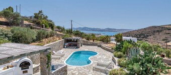 Beautiful Cycladic Style Villa with private swimming pool, with sea view