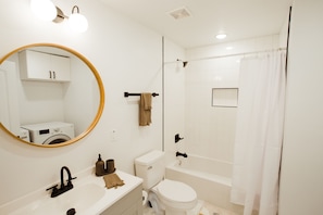 Hair dryer, towels, soap, toilet paper - Adorable Studio - Private Patio - Dream Kitchen (Waco)