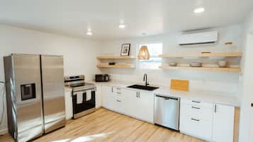 Cookware/dishes/utensils