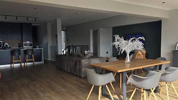 Casa, 2 habitaciones, para fumadores, balcón | Comedor