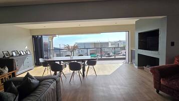 House, 2 Bedrooms, Smoking, Balcony | Living room