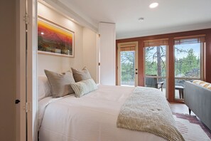 1 bedroom, free WiFi, bed sheets - Newly remodeled by Bachelor, Community Hot Tubs & Pools (Bend)