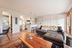 Smart TV - Newly remodeled by Bachelor, Community Hot Tubs & Pools (Bend)