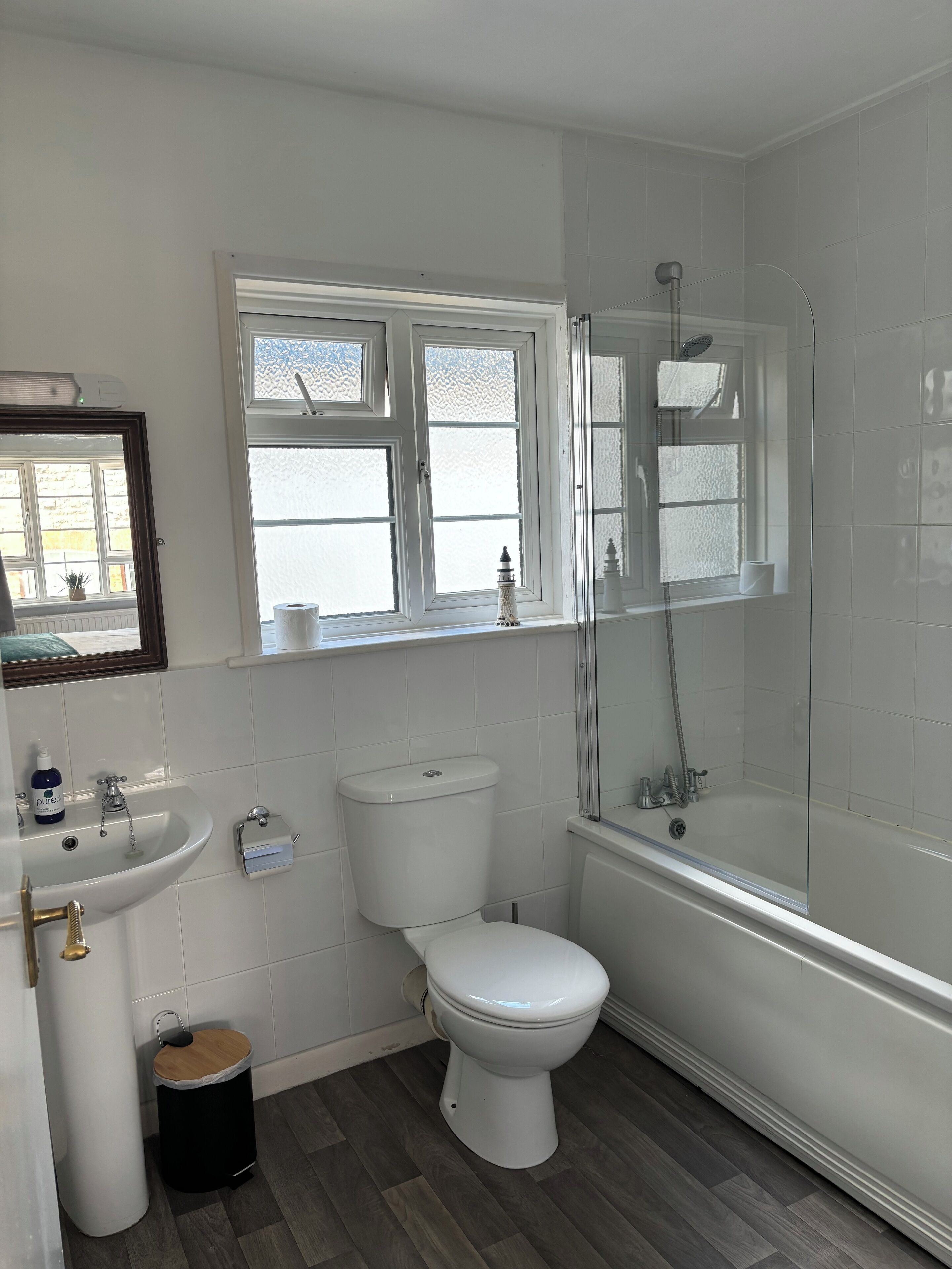 Une salle de bain avec des toilettes, un lavabo et une baignoire.