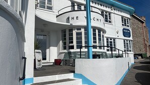 A building with a sign reading "The Yacht Inn" and "S.T. Austell Brewery Cales." - The Yacht Inn (Penzance)