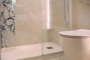 Deluxe Room | Bathroom | Shower, hair dryer, bidet, towels - Theater Luxury Apartment (Marsala)