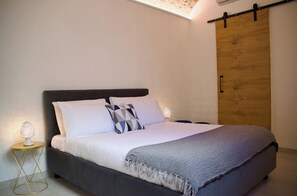 City Room, 1 Bedroom | Down comforters, free WiFi, bed sheets - Theater Luxury Apartment (Marsala)