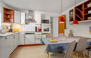 Réfrigérateur, micro-ondes, plaque de cuisson, lave-vaisselle