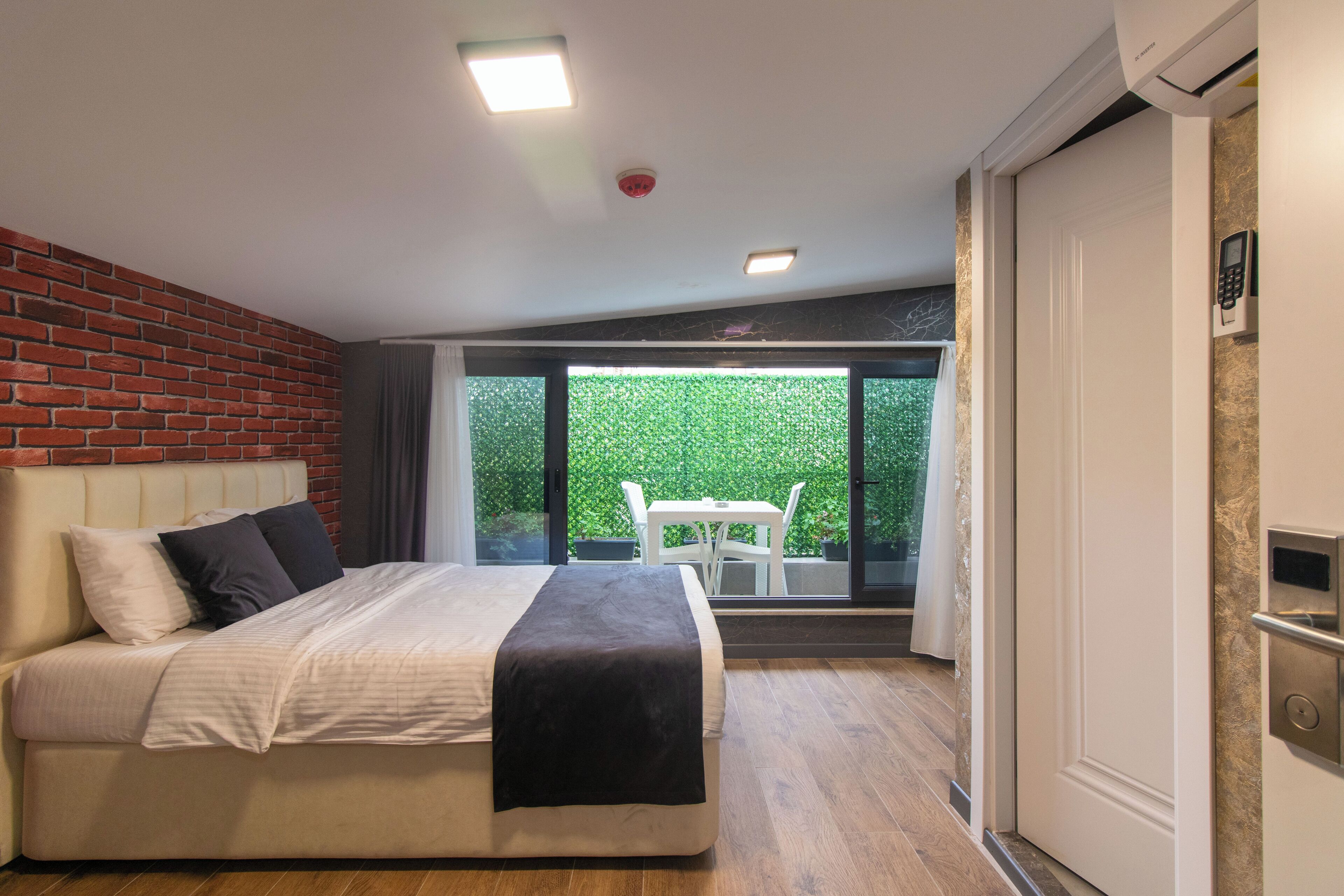 Superior Room, Balcony | Premium bedding, desk, laptop workspace, iron/ironing board