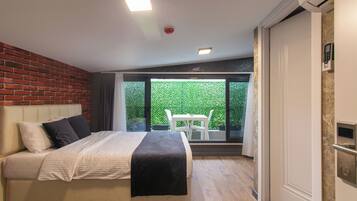 Superior Room, Balcony | Peralatan tempat tidur premium, meja, ruang kerja komputer riba