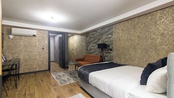 أغطية فراش متميزة ومكتب ومساحة عمل للكمبيوتر المحمول ومكواة/لوح كي