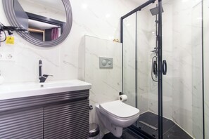 Superior Room | Bathroom | Shower, hair dryer, slippers, towels - Nomad Hub Istanbul Suit (Istanbul)