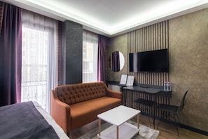 Standard Room | Living area | 43-inch TV with satellite channels - Nomad Hub Istanbul Suit (Istanbul)