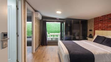 Deluxe Room, Hot Tub | Premium bedding, desk, laptop workspace, iron/ironing board