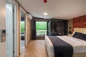 Deluxe szoba, pezsgőfürdő | Prémium ágynemű, íróasztal és laptophoz jól használható munkafelület