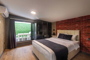 Deluxe Room, Hot Tub