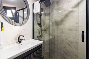 Standard Room | Bathroom | Shower, hair dryer, slippers, towels - Nomad Hub Istanbul Suit (Istanbul)