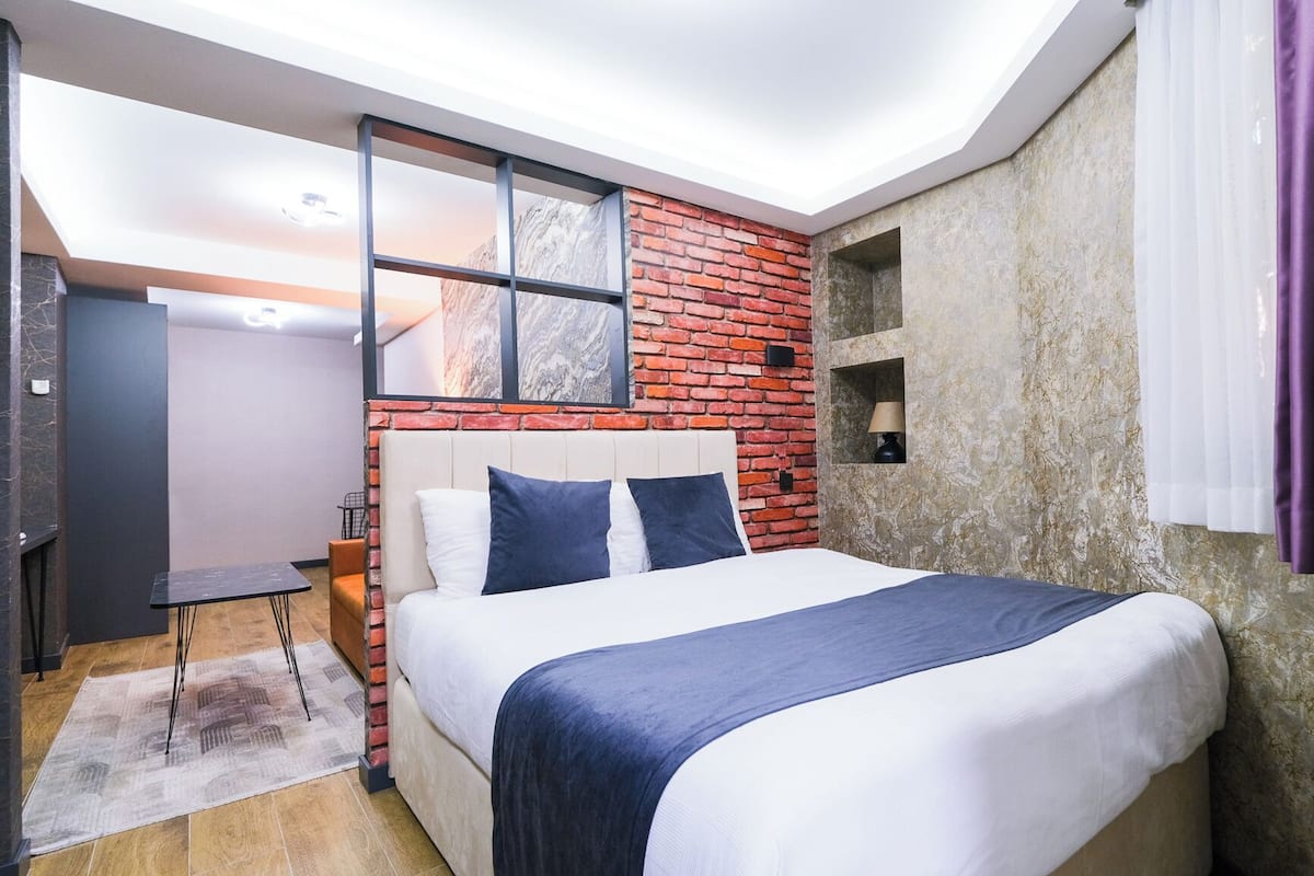 2 bedrooms, premium bedding, desk, laptop workspace