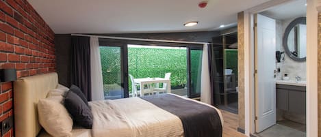 Superior Room, Balcony | Premium bedding, desk, laptop workspace, iron/ironing board