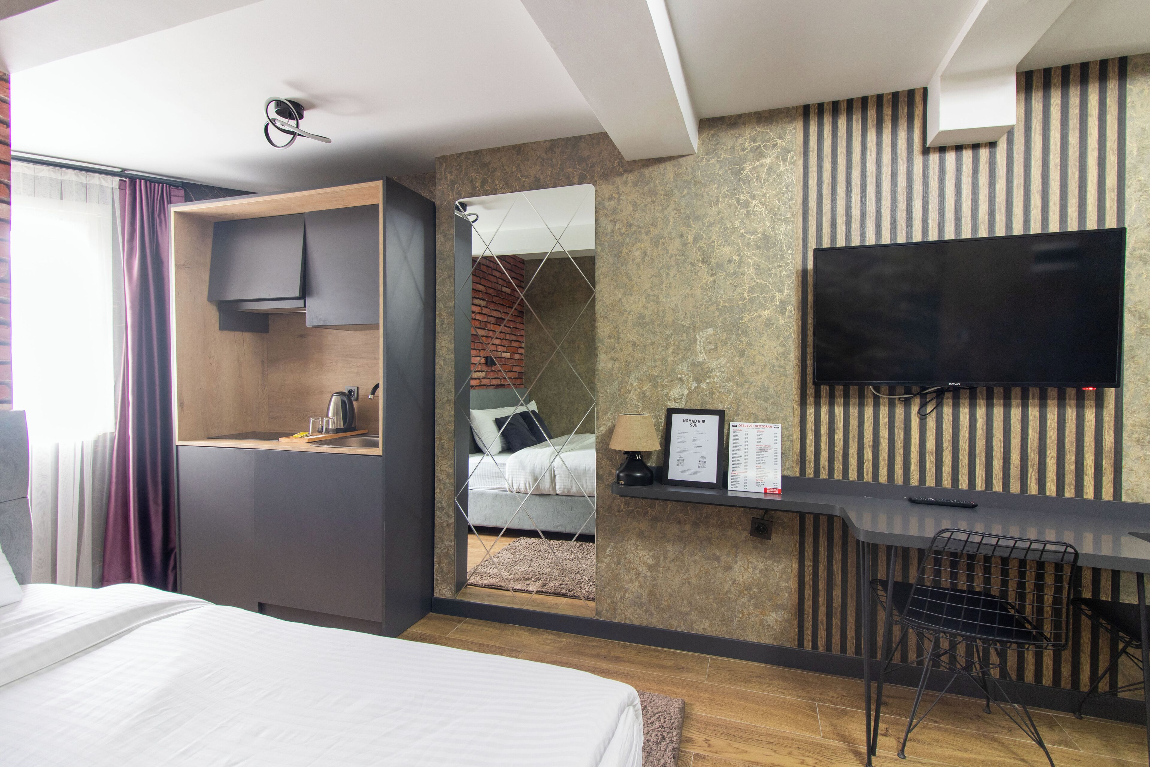 Habitación superior | Ropa de cama de alta calidad y escritorio 
