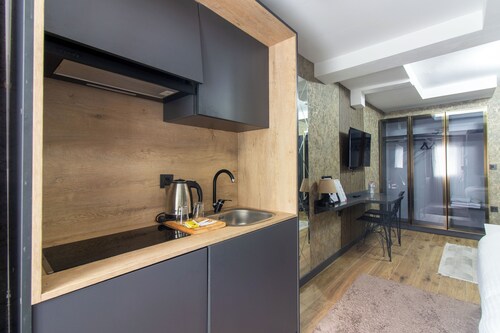 Nomad Hub Istanbul Suit