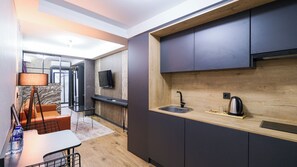 Superior Suite | Private kitchenette | Mini-fridge, stovetop, electric kettle, cookware/dishes/utensils - Nomad Hub Istanbul Suit (Istanbul)