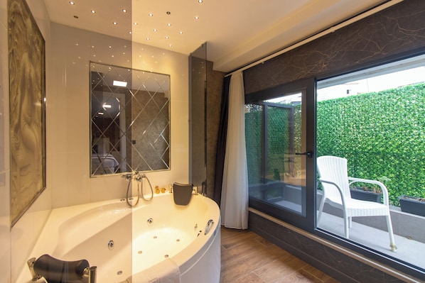 Deluxe Room, Hot Tub | Jetted tub - Nomad Hub Istanbul Suit (Istanbul)