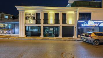 Depan hartanah - siang/malam