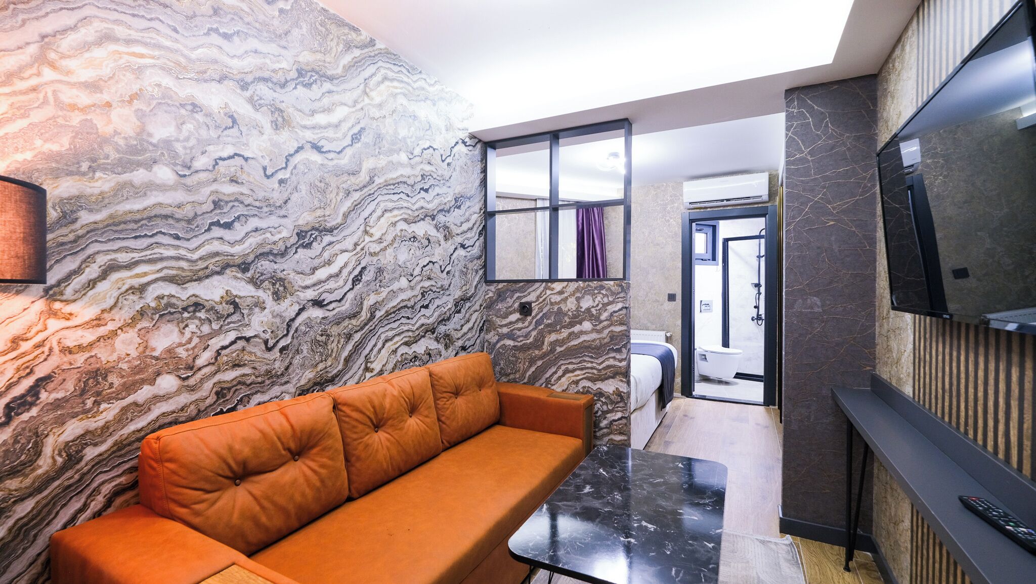 Superior suite | Woonruimte | Een 43-inch televisie met satellietzenders