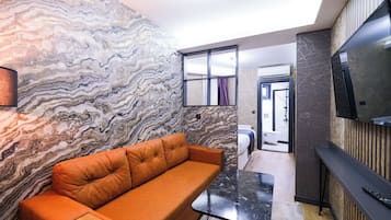 Superior suite | Woonruimte | Een 43-inch televisie met satellietzenders