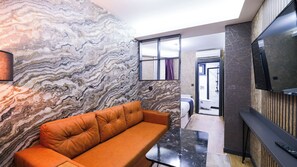 Superior Suite | Living area | 43-inch TV with satellite channels - Nomad Hub Istanbul Suit (Istanbul)