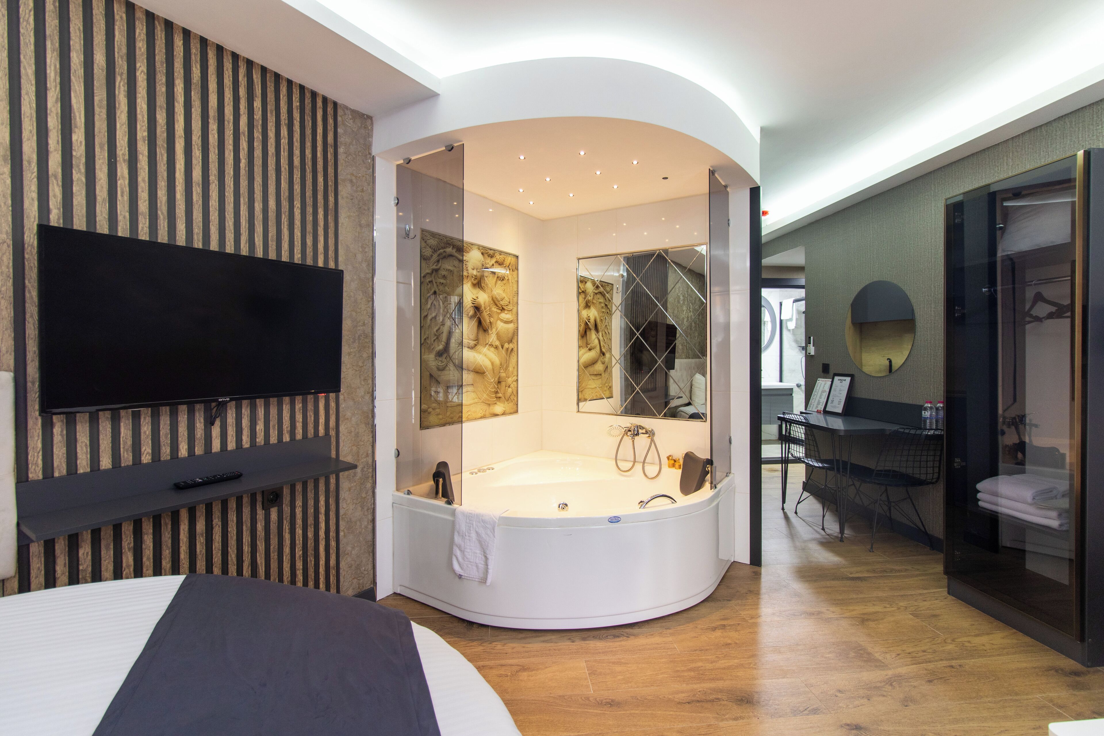 Jetted bathtub