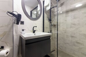 Superior Room, Hot Tub | Bathroom | Shower, hair dryer, slippers, towels - Nomad Hub Istanbul Suit (Istanbul)